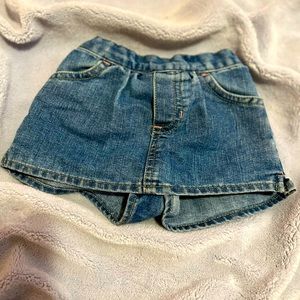 Really cute skort. Size S (3-6 months) 75% cotton. 25% polyester.